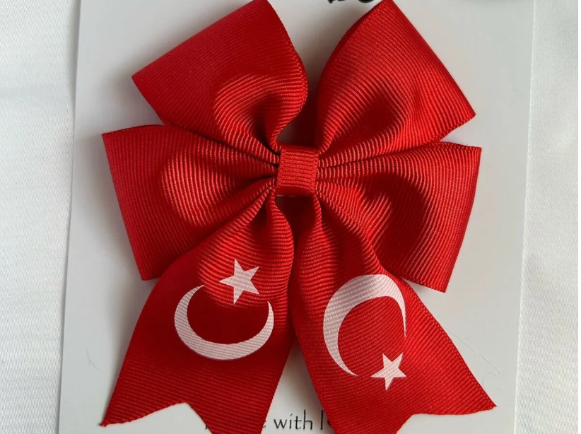 SavBrand 23 Nisan Bayrak Kırmızı Beyaz Klipsli Kurdele Saç Tokası