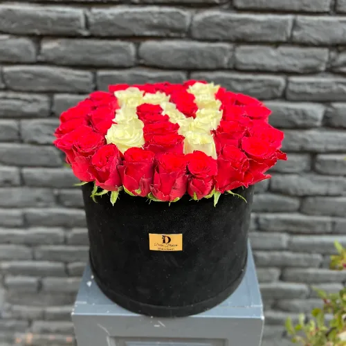 Derin Flowers Harfli Kırmızı Gül Kutusu