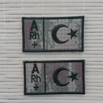 İzmir Askeri Malzeme 2 Adet Kara Kuvvetleri Eski Kamuflaj Renkli Nakış işlemeli A Rh + Kan Gruplu Arma Peç Patch
