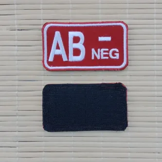 İzmir Askeri Malzeme Kırmızı Kadife Zemin Beyaz Nakış işlemeli AB-NEG Kan-Gruplu Arma Patch Peç