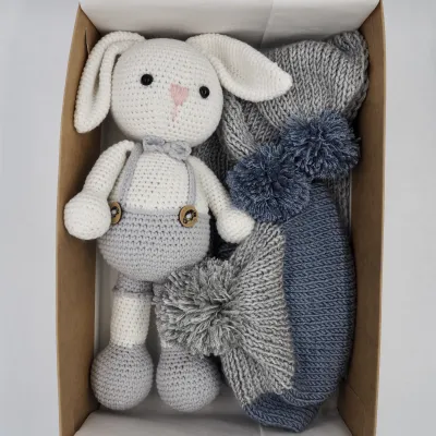 Bere-Atkı ve Sevimli Tavşancık Amigurumi Oyuncak Hediye Kutusu