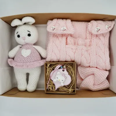 Pembe Elbise-Bandana ve Sevimli Tavşancık Amigurumi Oyuncak Hediye Kutusu