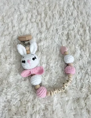 Amigurumi tavşan emzik Zinciri isimli yenidoğan hediyesi pembe Örme tavşan emzik askısı